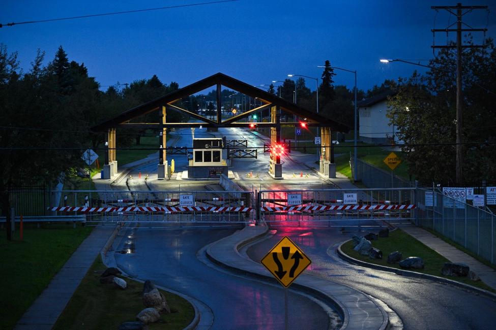Vue d'une entrée de la base interarmées Elmendorf-Richardson à Anchorage, en Alaska, le 13 août 2025,