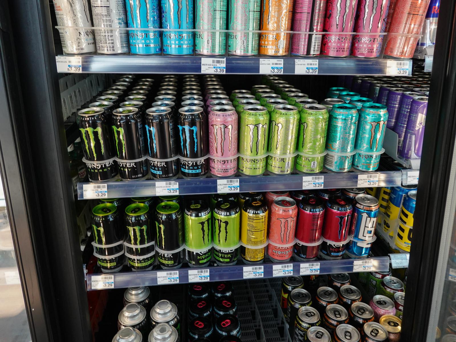 Des canettes de boissons énergisantes Monster remplissent les rayons d'un magasin à Miami, en Floride.