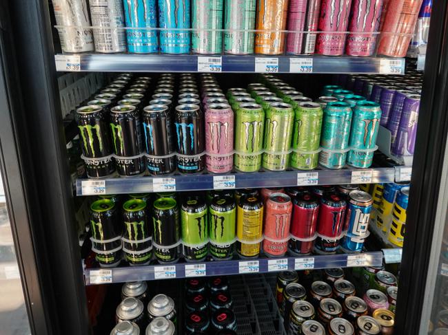 Des canettes de boissons énergisantes Monster remplissent les rayons d'un magasin à Miami, en Floride.