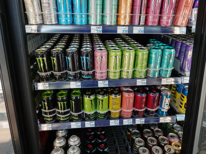 Des canettes de boissons énergisantes Monster remplissent les rayons d'un magasin à Miami, en Floride.