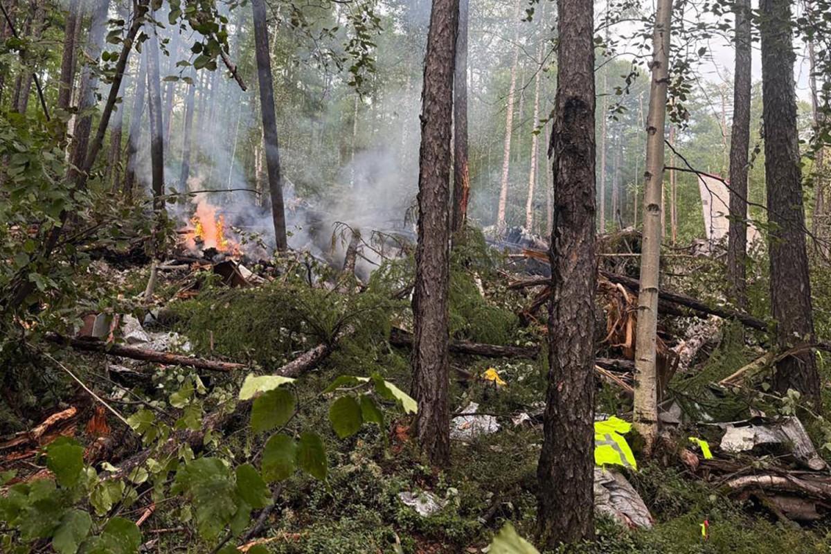 Cette photo publiée par le bureau du procureur des transports d'Extrême-Orient le 24 juillet 2025 montre ce qu'il dit être le site du crash de l'avion de ligne Antonov AN-24 à l'extérieur de la ville de Tynda, dans la région extrême-orientale de l'Amour en Russie.