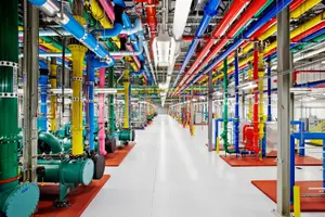 Un data center de Google. Les couleurs des tuyaux ne sont pas seulement là pour faire joli, mais aussi pour reconnaitre les différents tuyaux.