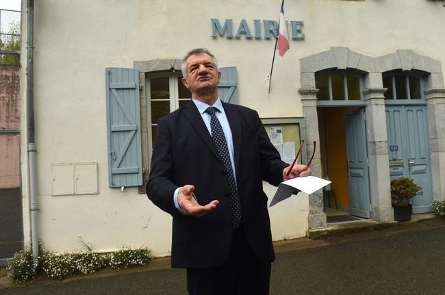 L'ancien candidat à la présidentielle Jean Lassalle, devant un bureau de vote à Lourdios-Ichères, dans le sud-ouest de la France, le 24 avril 2022.