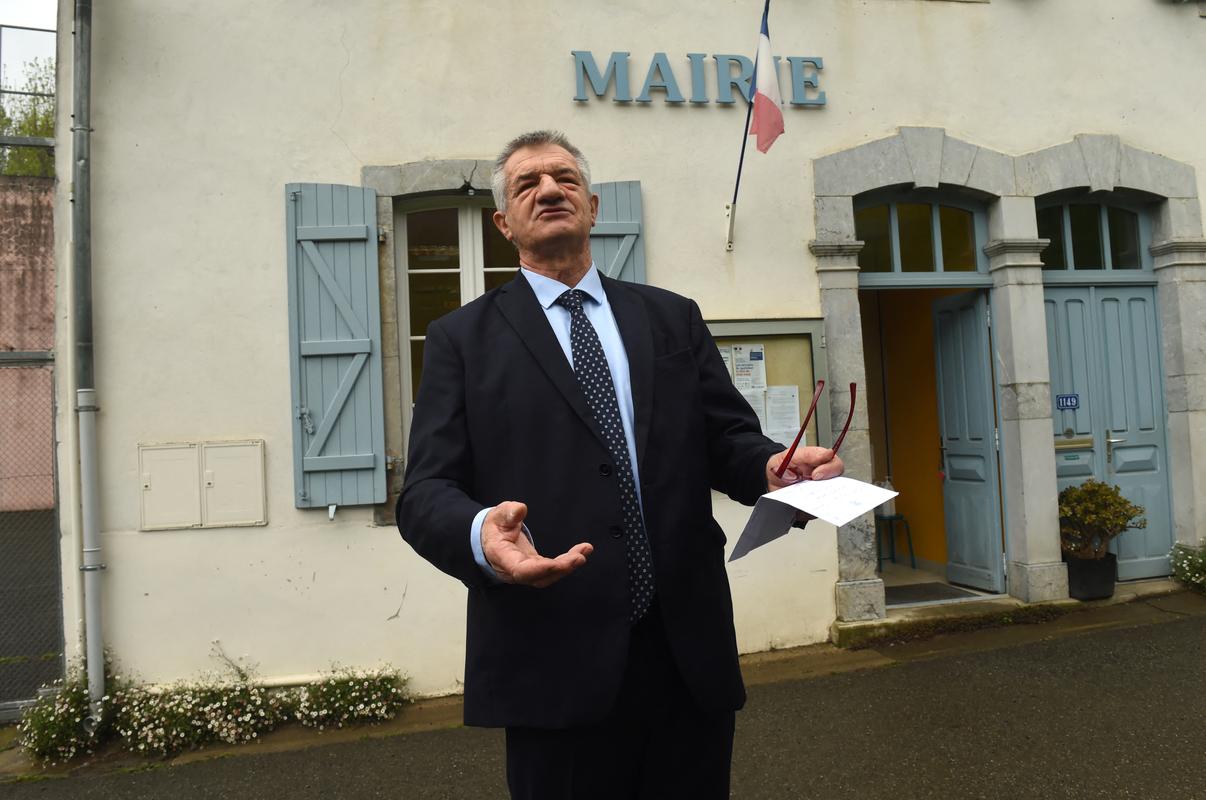 L'ancien candidat à la présidentielle Jean Lassalle, devant un bureau de vote à Lourdios-Ichères, dans le sud-ouest de la France, le 24 avril 2022.