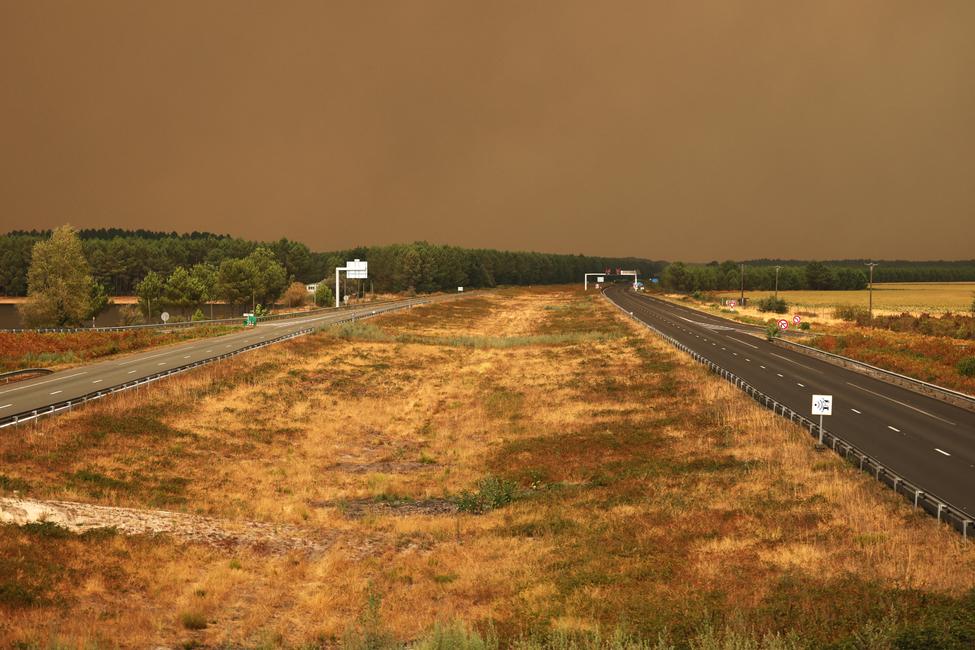 Cette photographie montre l'autoroute A63 fermée à proximité de Cestas, au sud de Bordeaux, le 26 juillet 2026, alors qu'un incendie de forêt ravage les massifs situés au nord du bassin d'Arcachon (Gironde) depuis le 22 juillet. Le feu, qui a déjà gagné les abords de la métropole bordelaise, a détruit 42 000 hectares de végétation brûlée, a annoncé la préfecture de la Gironde. Depuis le 22 juillet, un total de 220 000 personnes a été évacué, selon les autorités. (Image d'illustration)
