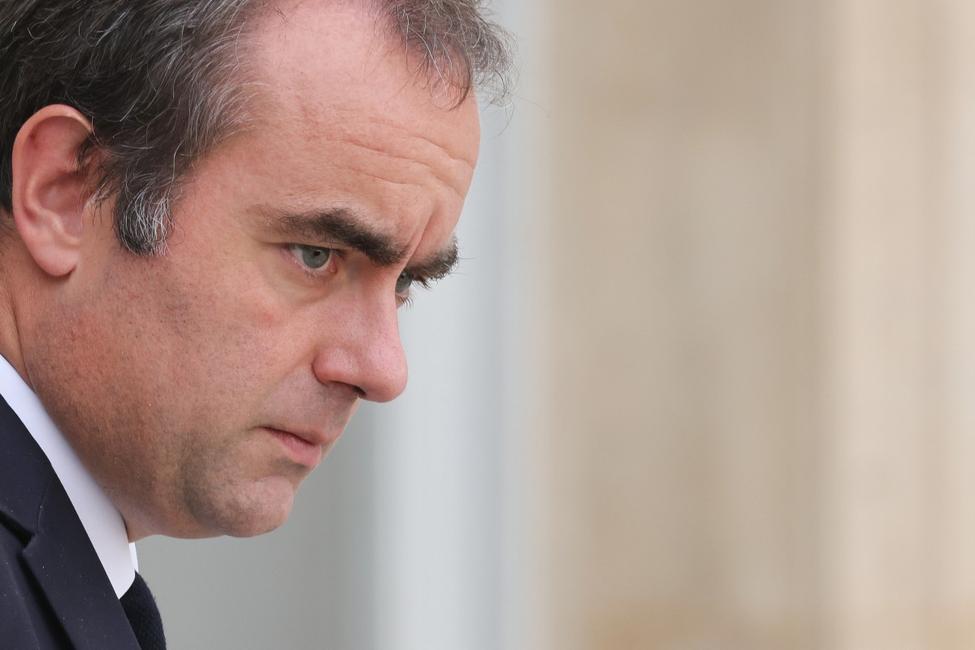 Le Premier ministre français Sébastien Lecornu quitte le palais de l'Élysée à Paris après la réunion hebdomadaire du Conseil des ministres, le 10 septembre 2026. 