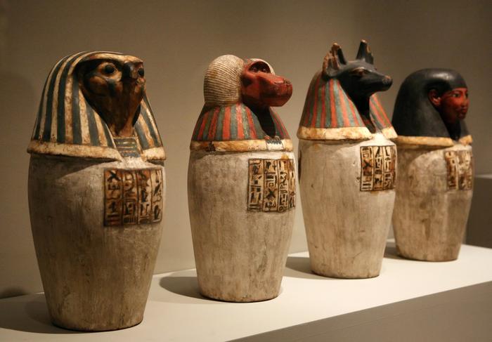 Des trésors de la collection d'art égyptien antique du Louvre.