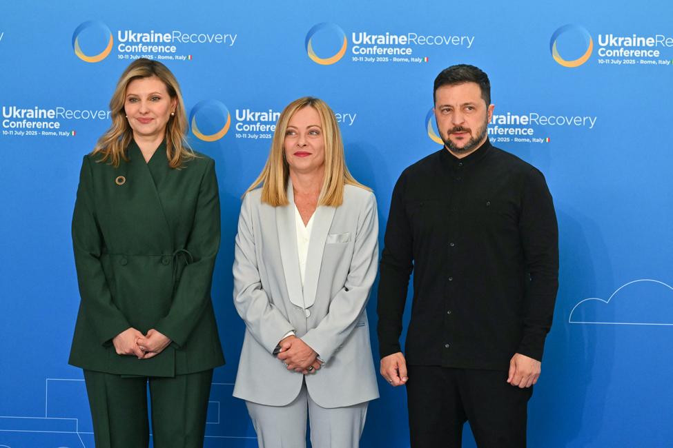 Le couple présidentiel ukrainien pose avec le Premier ministre Giorgia Meloni lors de l'ouverture de Ukraine Recovery, une conférence dédiée à la reconstruction de l'Ukraine, à Rome. (Photo by Andreas SOLARO / AFP)