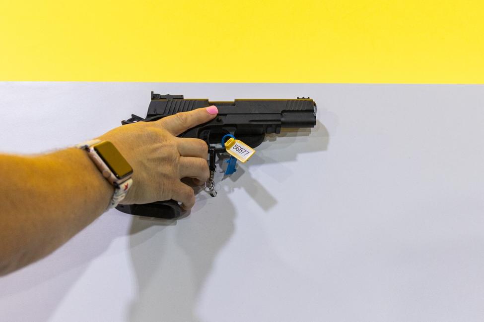 Une personne tient une arme lors des réunions et expositions annuelles 2025 de la NRA au Georgia World Congress Center à Atlanta, États-Unis, le 26 avril 2025.