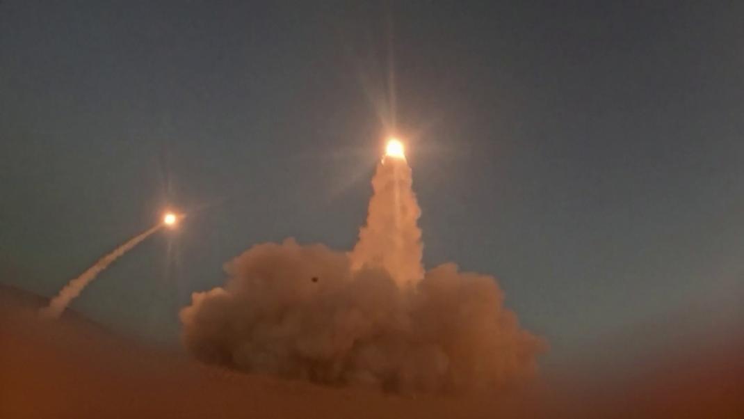 Des tirs de missiles iraniens depuis un lieu tenu secret vers des cibles américaines au Bahreïn et au Koweït.