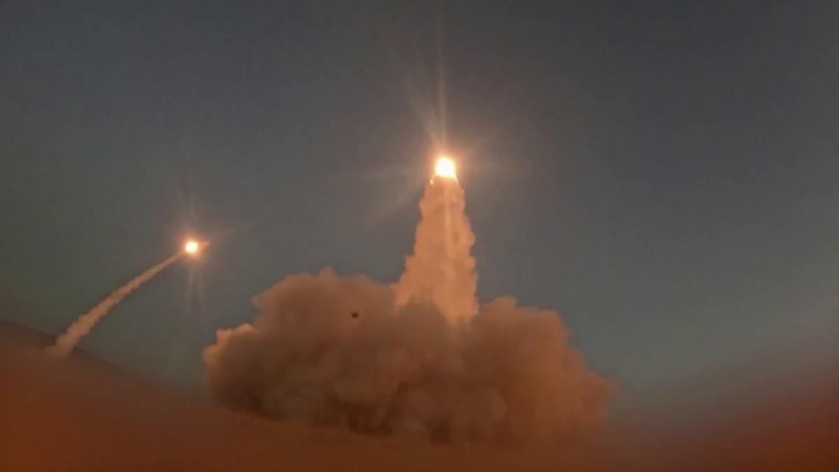 Des tirs de missiles iraniens depuis un lieu tenu secret vers des cibles américaines au Bahreïn et au Koweït.