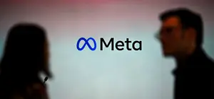Des visiteurs se tiennent devant un logo Meta lors d'un événement de lancement au siège de Meta à Berlin, le 6 juin 2023.