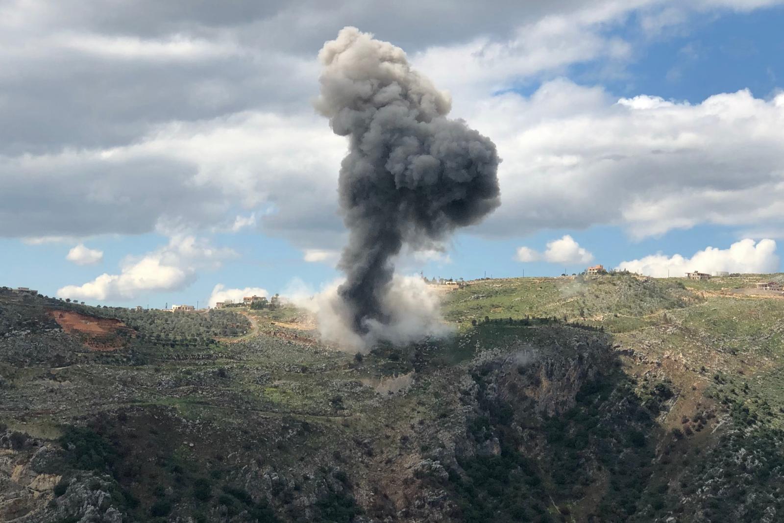 De la fumée s'échappe du site d'un bombardement israélien qui a visé le village de Yohmor, au sud du Liban, le 22 mars 2025.