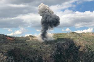 De la fumée s'échappe du site d'un bombardement israélien qui a visé le village de Yohmor, au sud du Liban, le 22 mars 2025.