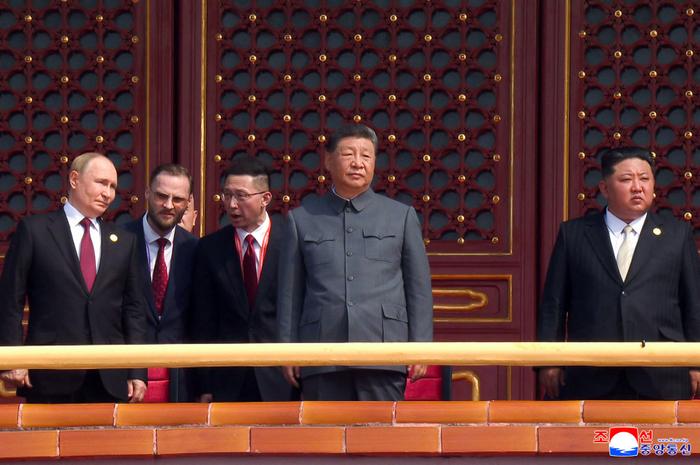 Cette photo prise le 3 septembre 2025 et diffusée par l'agence de presse officielle nord-coréenne KCNA montre le président russe Vladimir Poutine, le dirigeant chinois Xi Jinping et le leader nord-coréen Kim Jong-un lors du défilé militaire marquant le 80e anniversaire de la victoire sur le Japon et la fin de la Seconde Guerre mondiale, sur la place Tiananmen à Pékin.