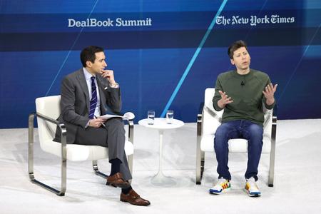 Andrew Ross Sorkin, chroniqueur au New York Times, et Sam Altman, cofondateur et PDG d'OpenAI, s'expriment lors du sommet annuel DealBook du New York Times, qui s'est tenu au Jazz at Lincoln Center le 4 décembre 2024 à New York.