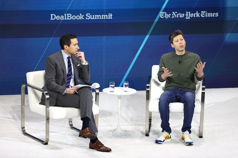 Andrew Ross Sorkin, chroniqueur au New York Times, et Sam Altman, cofondateur et PDG d'OpenAI, s'expriment lors du sommet annuel DealBook du New York Times, qui s'est tenu au Jazz at Lincoln Center le 4 décembre 2024 à New York.