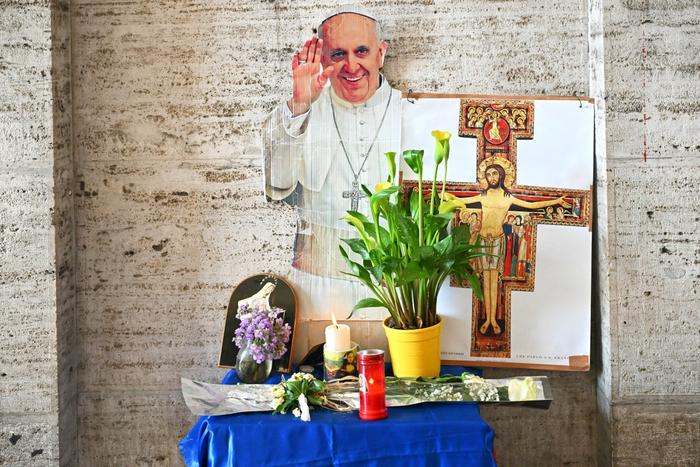 Un autel improvisé en hommage au pape François, placé Via della Conciliazione, au Vatican, le 22 avril 2025.