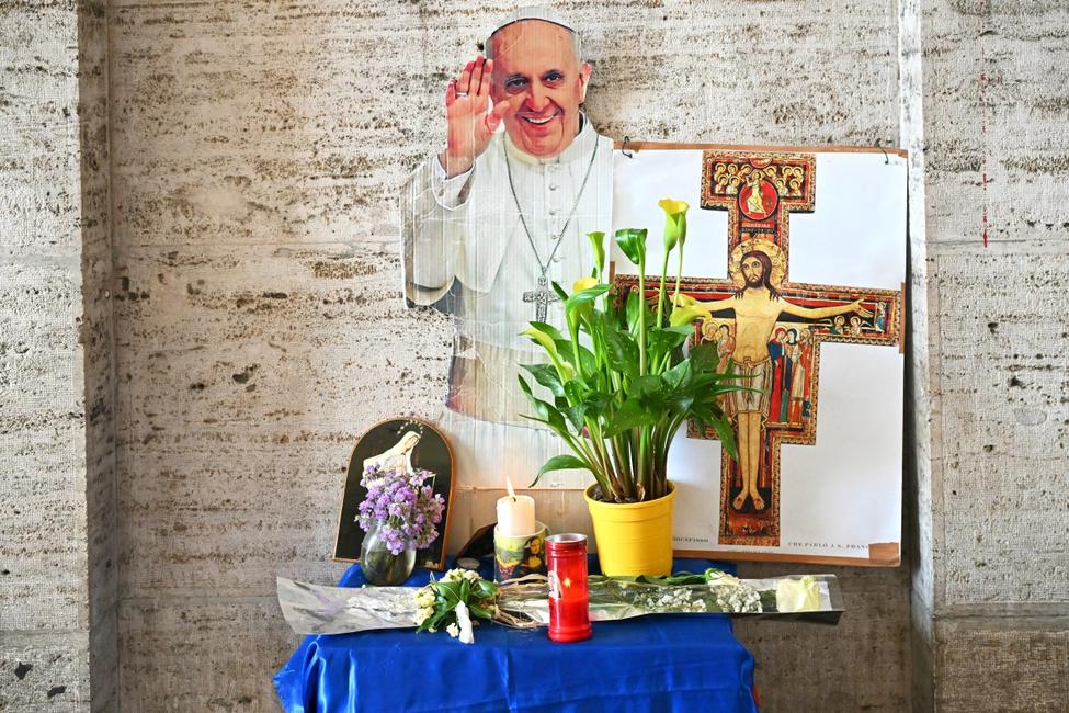 Un autel improvisé en hommage au pape François, placé Via della Conciliazione, au Vatican, le 22 avril 2025.