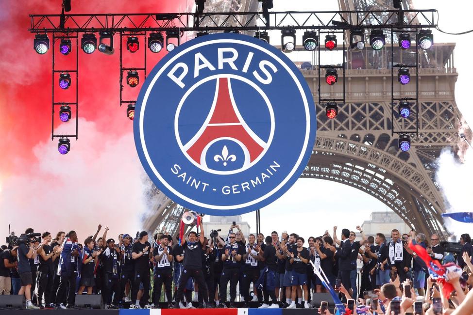 Le défenseur brésilien du Paris Saint-Germain, Marquinhos, soulève le trophée de la Ligue des champions de l'UEFA lors d'une cérémonie de célébration au Champ-de-Mars à Paris, le 31 mai 2026.