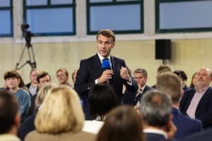 Le président français Emmanuel Macron s'adresse à des lecteurs du quotidien « La Voix du Nord » lors d'une rencontre à Arras, dans le nord de la France, le 19 novembre 2025.