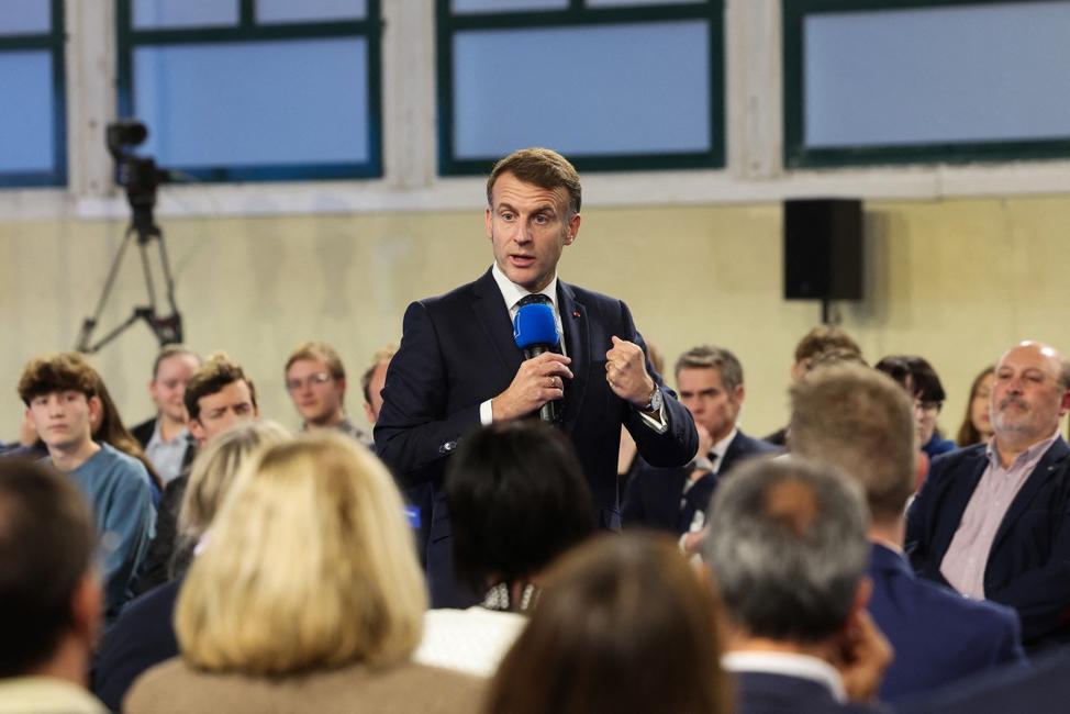 Le président français Emmanuel Macron s'adresse à des lecteurs du quotidien « La Voix du Nord » lors d'une rencontre à Arras, dans le nord de la France, le 19 novembre 2025.