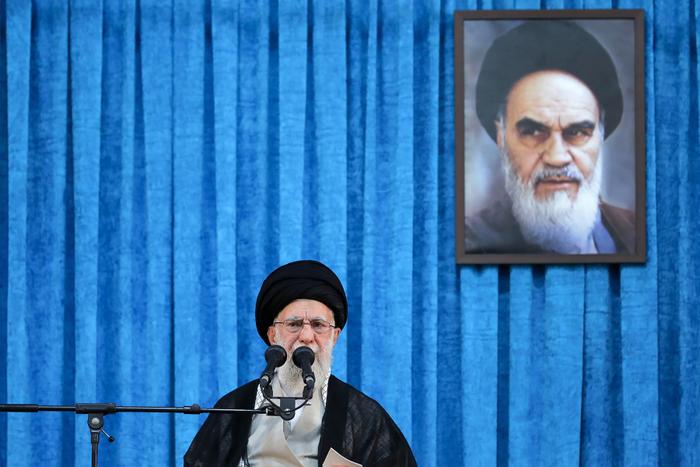 Le 4 juin 2025, le guide suprême iranien, l’ayatollah Ali Khamenei, prend la parole lors d’une cérémonie marquant le 36e anniversaire de la mort de l’ayatollah Rouhollah Khomeini (en portrait). (Image d'illustration)