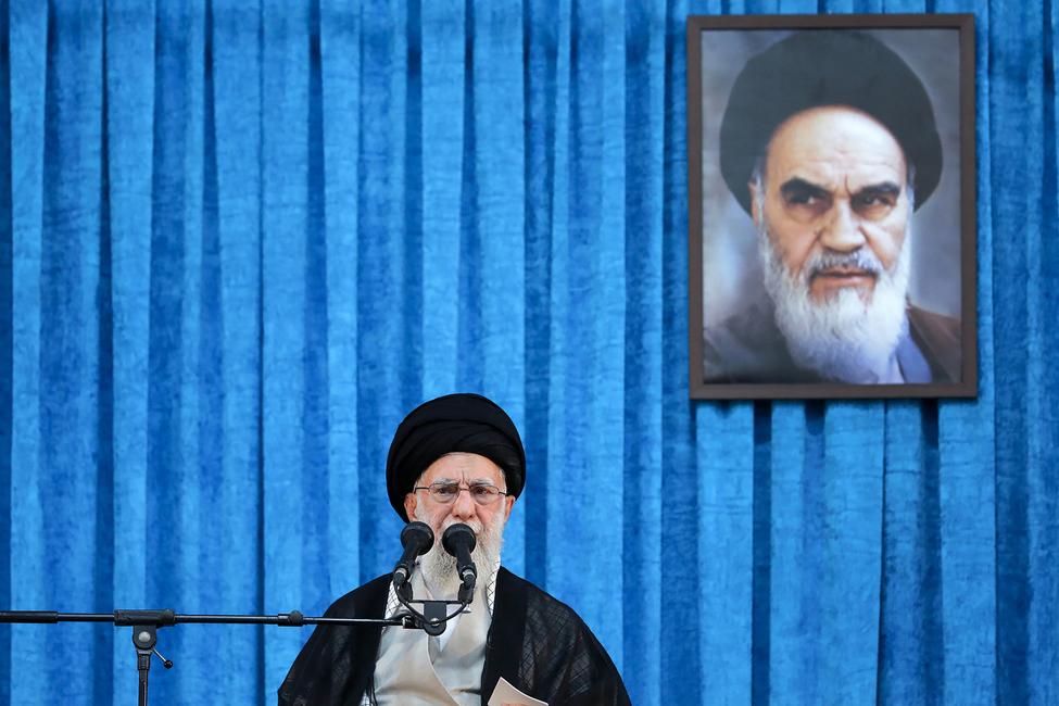 Le 4 juin 2025, le guide suprême iranien, l’ayatollah Ali Khamenei, prend la parole lors d’une cérémonie marquant le 36e anniversaire de la mort de l’ayatollah Rouhollah Khomeini (en portrait). (Image d'illustration)