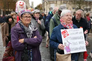 Des personnes mobilisées dans une manifestation dans le cadre d'une journée nationale de protestation organisée par les syndicats et les associations contre les propositions budgétaires de l'État et de la sécurité sociale pour 2026, à Paris, le 6 novembre 2025.
