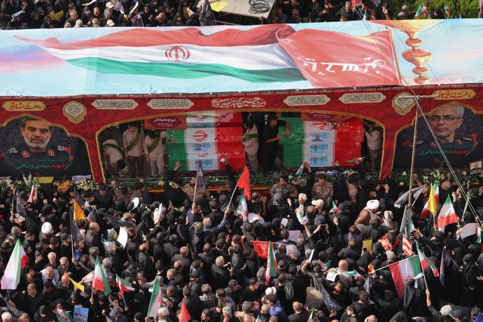 Des personnes en deuil assistent au cortège funèbre des commandants militaires et scientifiques iraniens tués lors des frappes israéliennes sur la place Enghelab, à Téhéran, le 28 juin 2025.