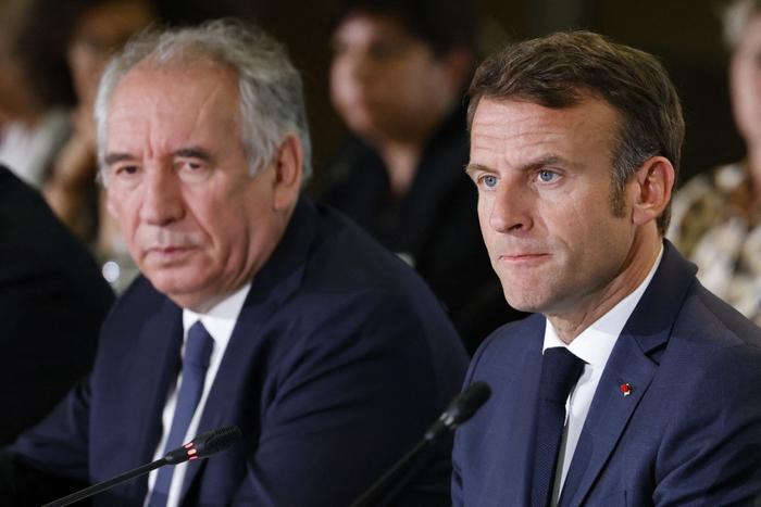 Emmanuel Macron et François Bayrou assistent à une réunion du CNR à Craon, dans le nord-ouest de la France, le 10 octobre 2022.