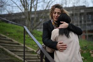 Jennifer Pailhé embrasse sa fille, victime de proxénétisme, lors d'une séance photo pour l'AFP, le 12 janvier 2024. Jennifer Pailhé lutte contre la prostitution des mineurs à travers son association « Nos ados oubliés ».