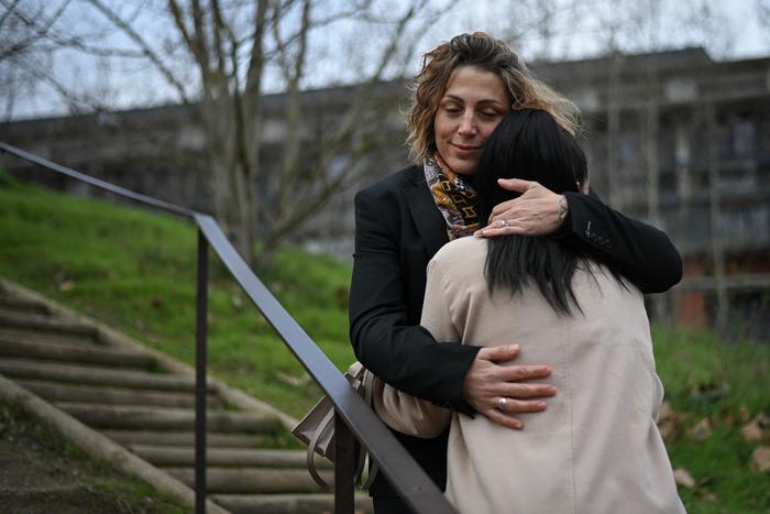Jennifer Pailhé embrasse sa fille, victime de proxénétisme, lors d'une séance photo pour l'AFP, le 12 janvier 2024. Jennifer Pailhé lutte contre la prostitution des mineurs à travers son association « Nos ados oubliés ».