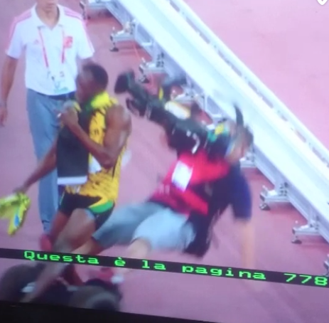 Lucien Bolt célèbre sa victoire et tombe à la renverse percuté par un sigway