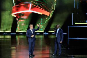 Le président français Emmanuel Macron et le président kényan William Ruto prennent la parole sur scène à la Kasarani Indoor Arena de Nairobi, le 12 mai 2026.