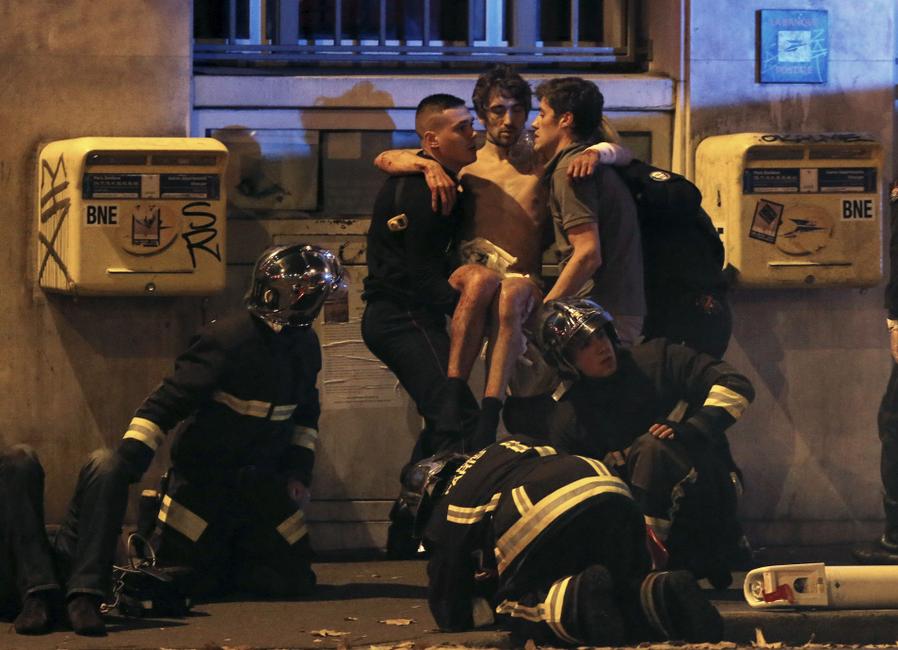 Des pompiers viennent en aide à un blessé au Bataclan à Paris.