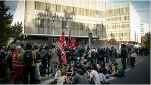 Des élèves et des enseignants du lycée Paul-Éluard de Saint-Denis manifestent devant le commissariat central de Saint-Denis