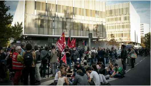 Des élèves et des enseignants du lycée Paul-Éluard de Saint-Denis manifestent devant le commissariat central de Saint-Denis
