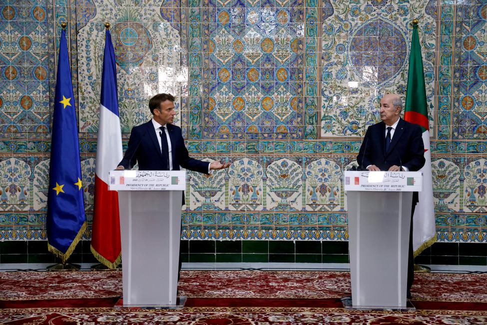 Emmanuel Macron et le président algérien Abdelmadjid Tebboune assistent à une conférence de presse conjointe au palais présidentiel d'Alger, le 25 août 2022.