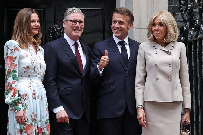 Le Premier ministre britannique Keir Starmer et son épouse Victoria Starmer accueillent le président français Emmanuel Macron et son épouse Brigitte Macron à leur arrivée pour un déjeuner et des rencontres bilatérales au 10 Downing Street à Londres, le 9 juillet 2025, deuxième jour d’une visite d’État de trois jours au Royaume-Uni.