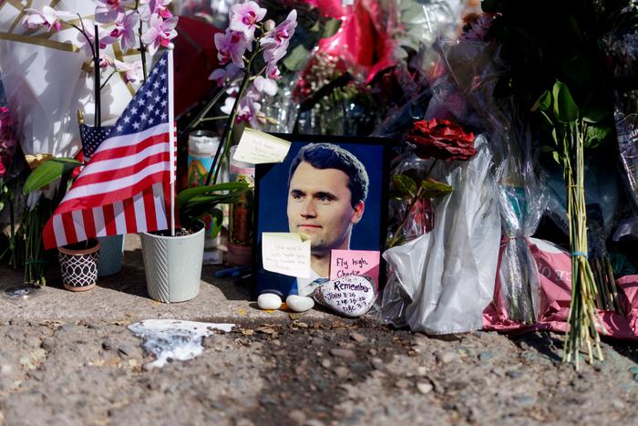 Un mémorial mis en place pour Charlie Kirk sur un campus universitaire américain