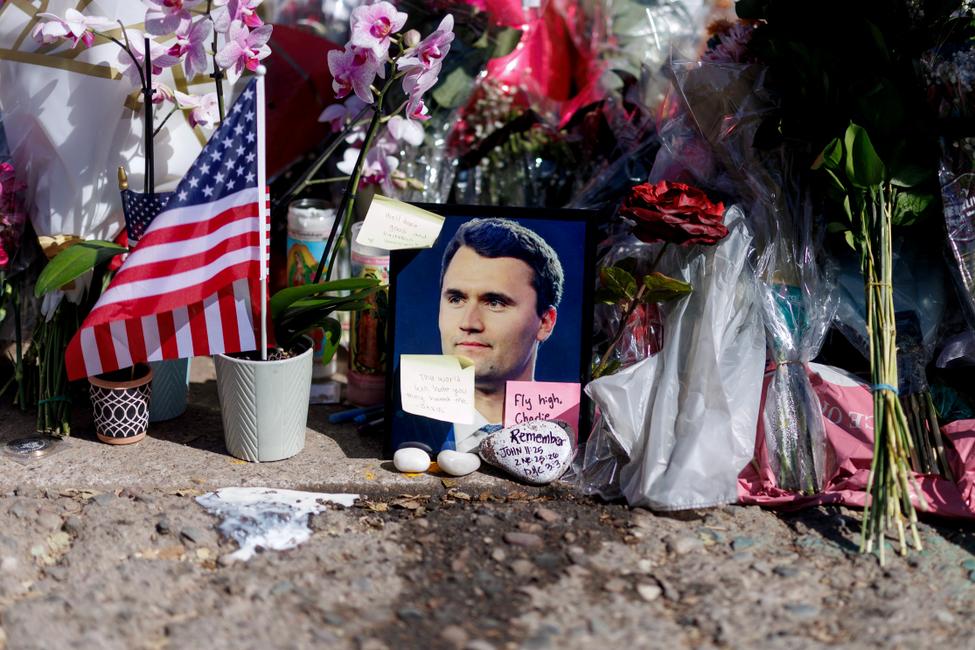 Un mémorial mis en place pour Charlie Kirk sur un campus universitaire américain