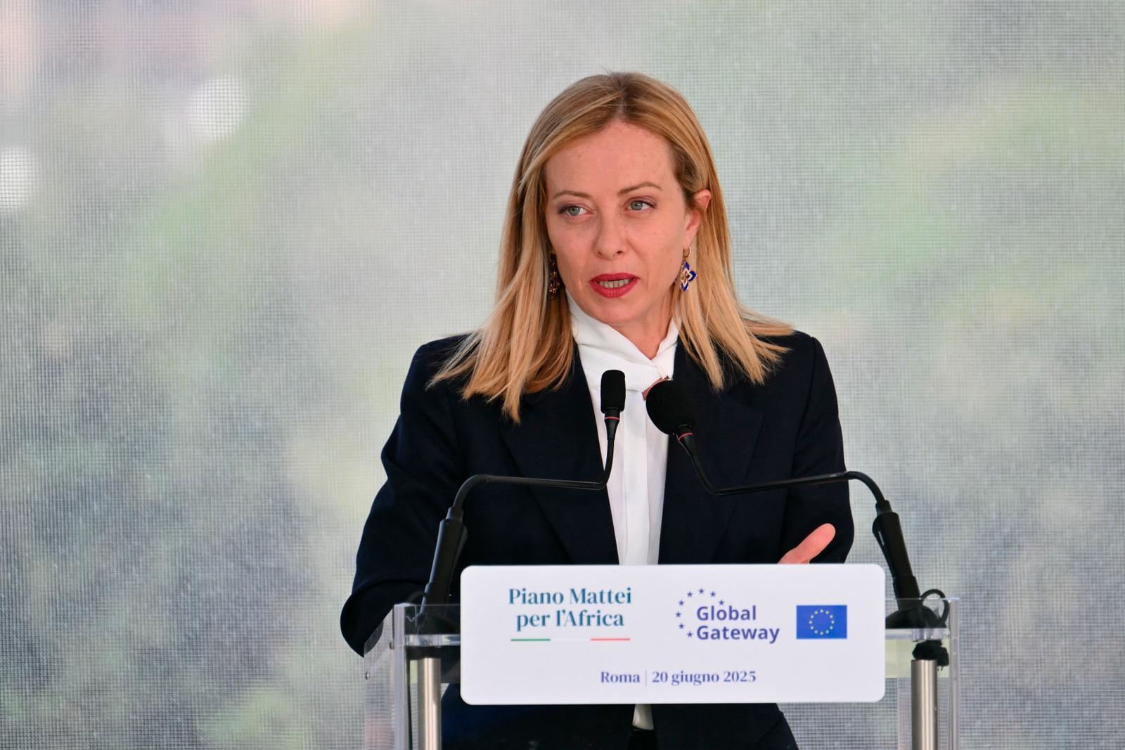 Giorgia Meloni s'adresse aux journalistes à la Villa Doria Pamphilj à Rome, le 20 juin 2025.