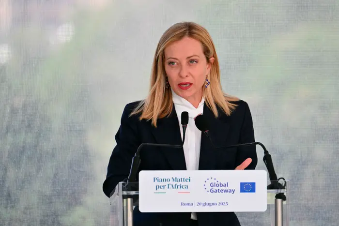 Giorgia Meloni s'adresse aux journalistes à la Villa Doria Pamphilj à Rome, le 20 juin 2025.