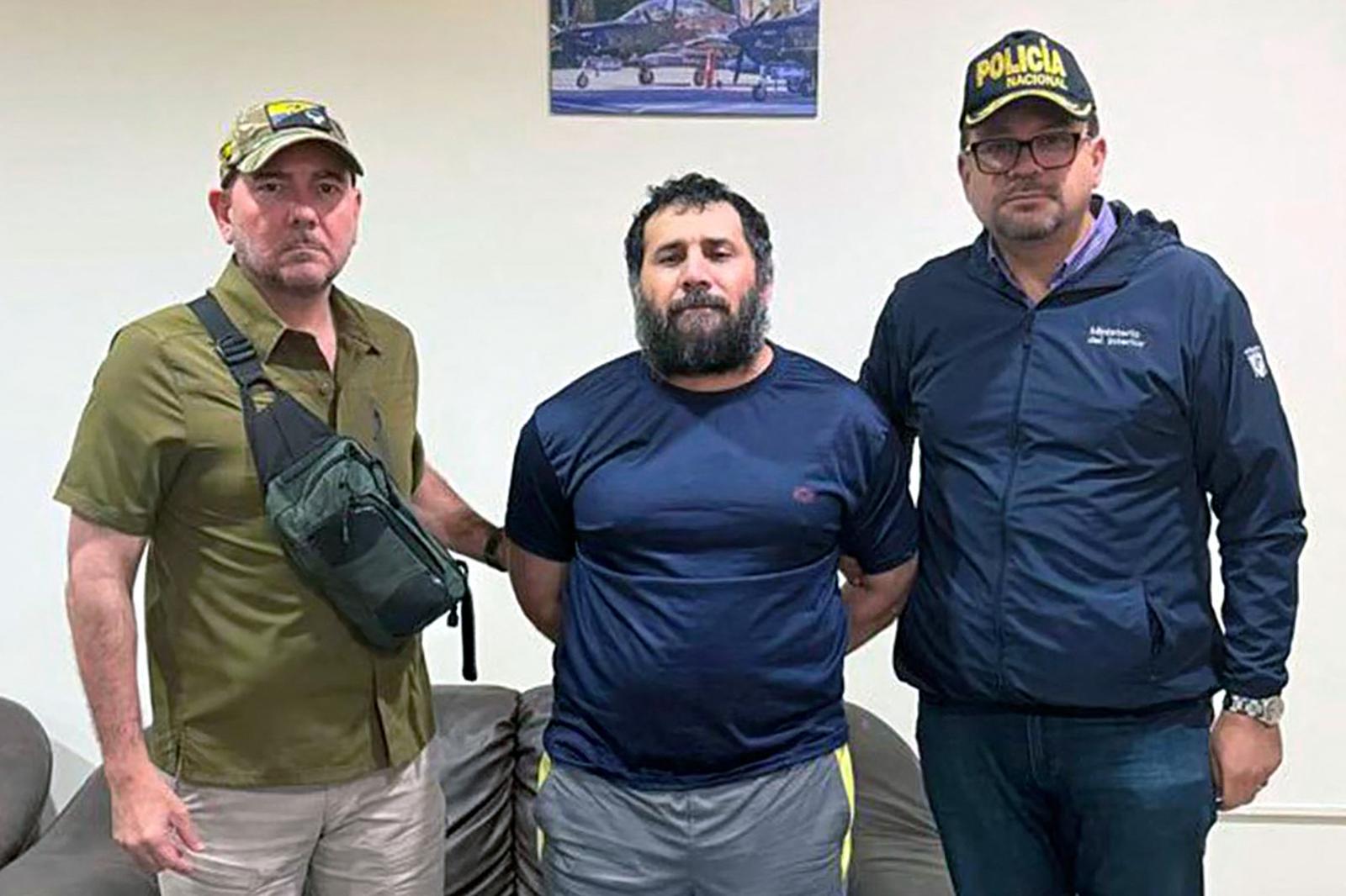 Cette photo fournie par l’Armée équatorienne montre le narcotrafiquant Adolfo Macías (au centre), alias « Fito », encadré par le ministre équatorien de la Défense, Gian Carlo Loffredo (à gauche), et par le ministre de l’Intérieur, John Reimberg, après sa recapture à Manta, dans la province de Manabí, le 25 juin 2025. Les forces de sécurité équatoriennes ont remis la main sur « Fito », le trafiquant de drogue le plus recherché du pays, dont l’évasion en janvier 2024 avait déclenché une vague de violence sans précédent, a annoncé le président Daniel Noboa le 25 juin.