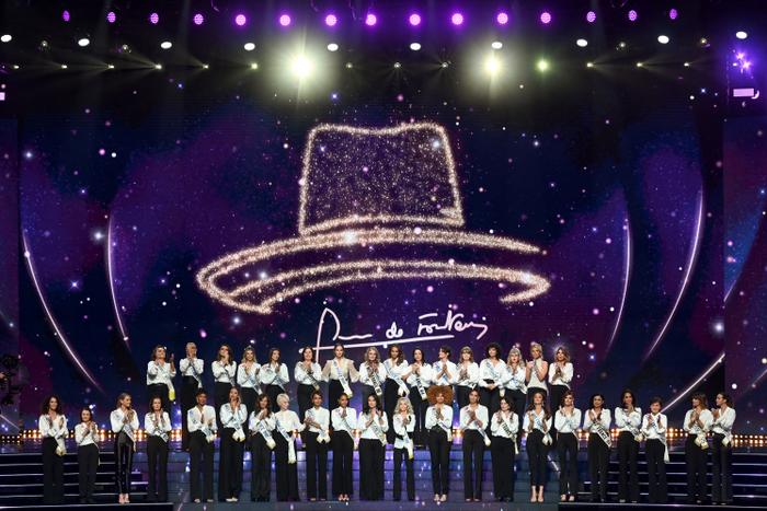 Anciennes lauréates de Miss France applaudissant sur scène lors d’un hommage rendu à Geneviève de Fontenay, fondatrice et ancienne présidente du comité Miss France, décédée le 1er août 2023, pendant l’élection de Miss France 2024 à Dijon, dans le centre-est de la France, le 16 décembre 2023. (Image d'illustration)