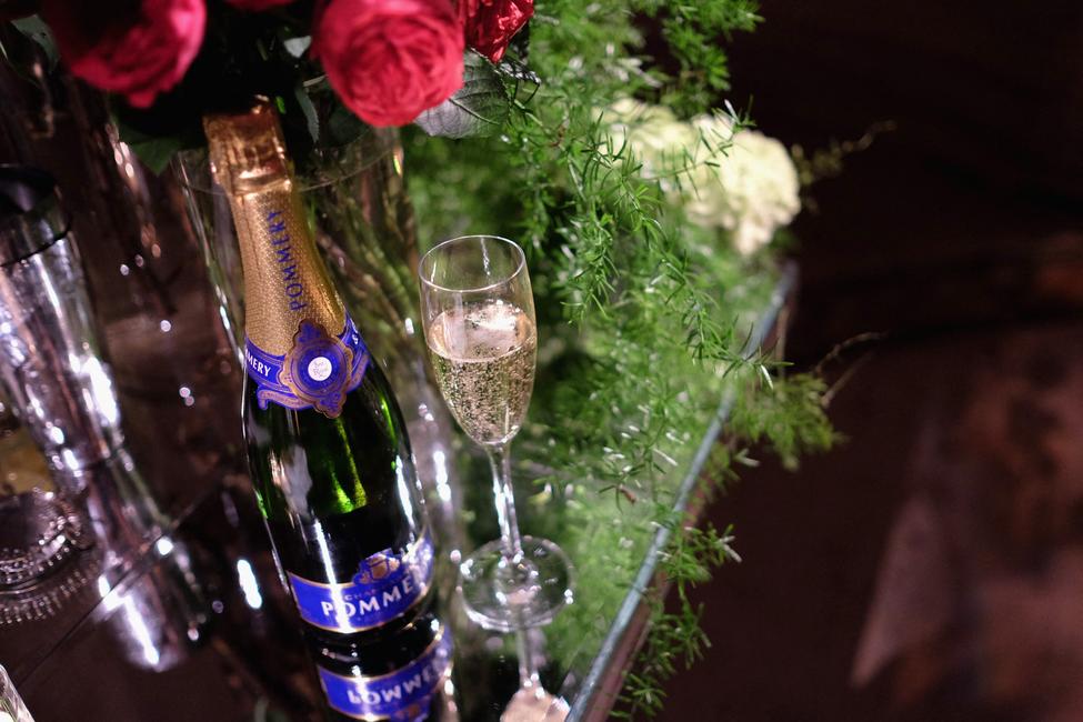 Vue de champagne Pommery lors du gala mondial de la Foundation Fighting Blindness au Cipriani 42nd Street, le 12 avril 2016 à New York.