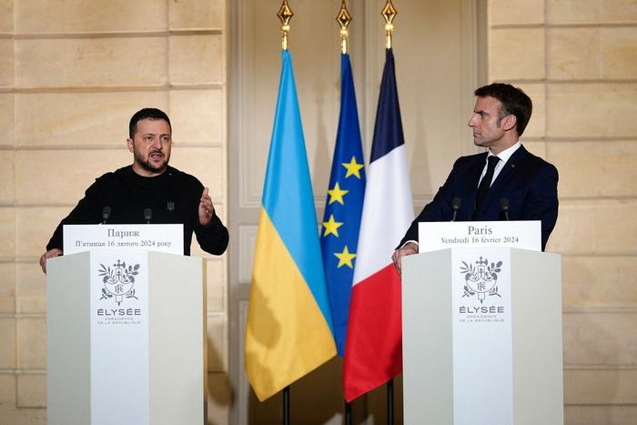 Emmanuel Macron Volodymyr Zelensky AFP