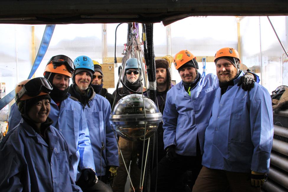 Les membres du projet IceCube posent avec le module optique numérique (DOM) final qui sera déployé dans le réseau IceCube, le plus grand observatoire de neutrinos au monde, construit sous la toundra antarctique près de la station polaire américaine Amundsen-Scott.
