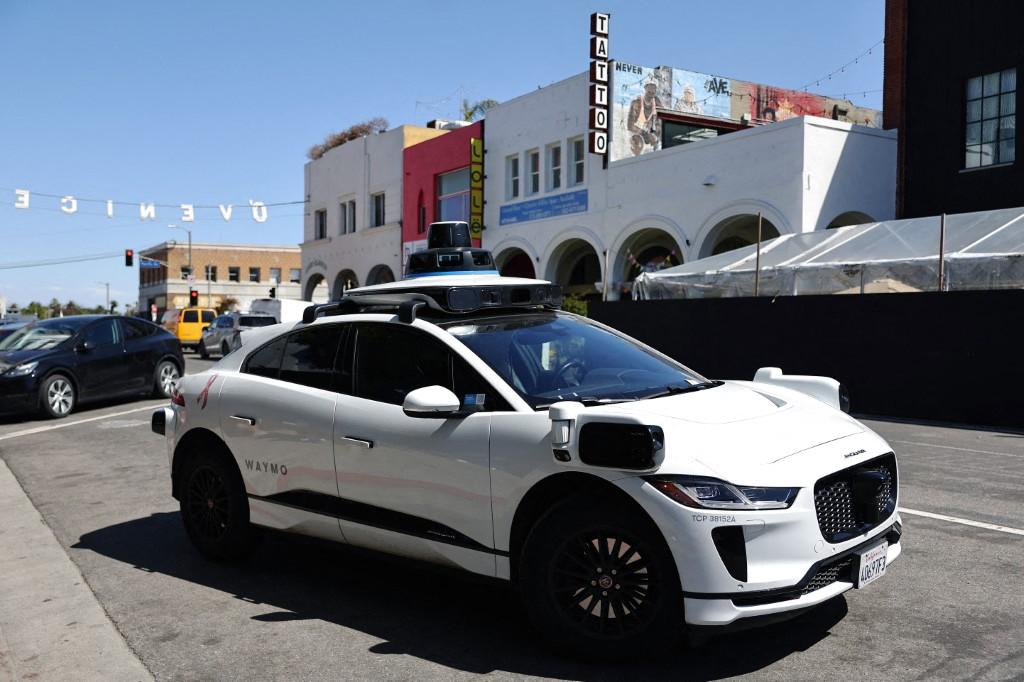 Un taxi robot Waymo, l'un des deux modèles devant être déployés à Londres cette année